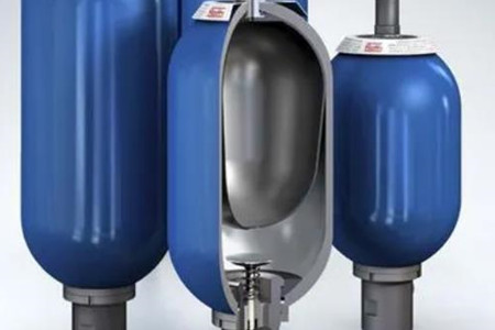 蓄能器中為什么使用氮?dú)猓阒绬幔?/></p><p>　　壓縮性好：氮?dú)庠谝欢l件下易于被壓縮，這使得在蓄能設(shè)備中儲(chǔ)存大量的能量成為可能。同時(shí)，釋放氮?dú)鈺r(shí)能夠?qū)崿F(xiàn)快速的能量釋放，提高系統(tǒng)的響應(yīng)速度。</p><p>　　環(huán)保：使用氮?dú)庾鳛樾钅茉O(shè)備中的工作介質(zhì)相比一些其他氣體更為環(huán)保。氮?dú)獾氖褂貌粫?huì)對(duì)環(huán)境造成污染，符合可持續(xù)發(fā)展的原則。</p><p>　　<strong>氮?dú)獾淖饔茫?/strong></p><p>　　儲(chǔ)存能量：蓄能設(shè)備的主要功能之一是在機(jī)械系統(tǒng)中儲(chǔ)存能量。當(dāng)系統(tǒng)處于正常運(yùn)行狀態(tài)時(shí)，通過外部力或壓力將氮?dú)鈮嚎s儲(chǔ)存在蓄能設(shè)備中。這種儲(chǔ)能方式使得系統(tǒng)在需要時(shí)能夠快速釋放儲(chǔ)存的能量。</p><p>　　平衡壓力：氮?dú)庾鳛樾钅芷髦械墓ぷ鹘橘|(zhì)，可以在系統(tǒng)內(nèi)部平衡壓力。當(dāng)外部施加壓力時(shí)，氮?dú)饽軌蚍€(wěn)定壓力并保持系統(tǒng)的穩(wěn)態(tài)運(yùn)行。</p><p>　　緩沖震動(dòng)：在一些機(jī)械系統(tǒng)中，氮?dú)膺€可以用于緩沖震動(dòng)。當(dāng)系統(tǒng)遭受沖擊或振動(dòng)時(shí)，儲(chǔ)存在蓄能設(shè)備中的氮?dú)饽軌蛭蘸途彌_這些震動(dòng)，減輕對(duì)系統(tǒng)的沖擊。</p><p style=