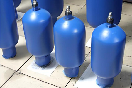 搜蓄能器出現油箱噴油的現象，如何解決？