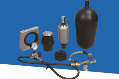 蓄能器出現油箱噴油的現象，如何解決？